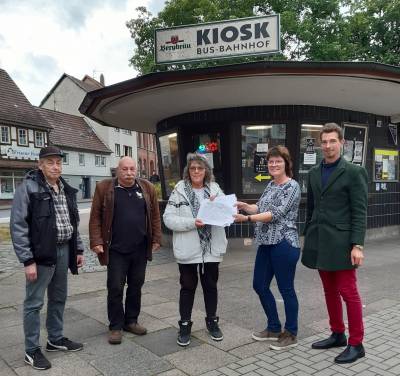 Übergabe der Unterschriften an stellvertretende Bürgermeisterin Nicole Elias (CDU). 