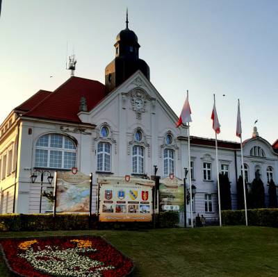 Schlochau ehrt seine Städtepartner Uslar, Conches und Kaniv auch groß vorm Rathaus. 