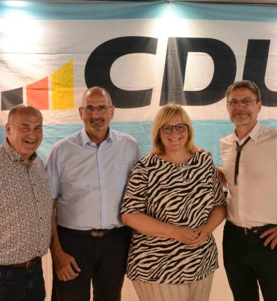 Von links: B&uuml;rgermeister Torsten Bauer, Landratskandidat Thorsten K&uuml;hn sowie die Spitzenkandidaten zur Kreistags- und zur Staftratswahl, Dinah Stollwerck-Bauer und Stephan Kaiser