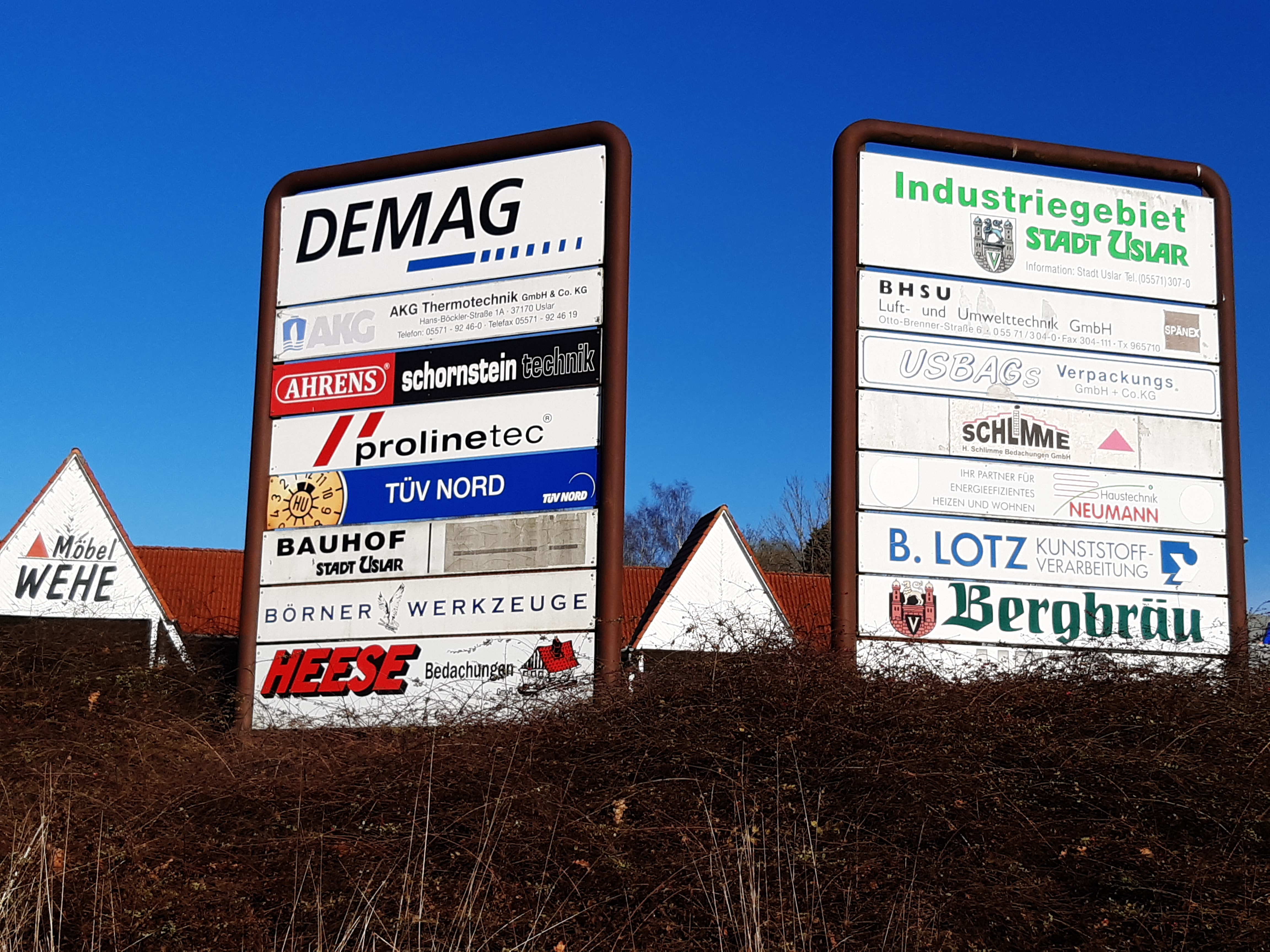 Schilder im Industriegebiet Ost